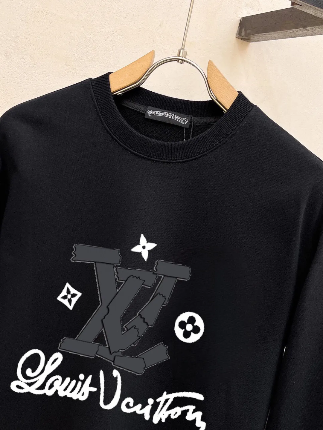 🅿️220 brand [LV Louis Vuitton] (good news for fat people) 2025ss autumn latest long-sleeved round-neck sweatshirt, on sale simultaneously on the official website. Refreshing and breathable. Made of top Tencel Roman. Comfortable and soft. 3D three-dimensional clarity. Super fashion sense. Great for gifting and keeping for yourself. Size: M-5XL (can wear up to 220 pounds)